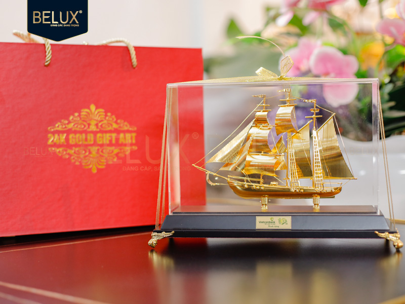 Lô 200 mô hình thuyền Vietcombank 31x12x22cm mạ vàng 24k thiết kế theo yêu cầu